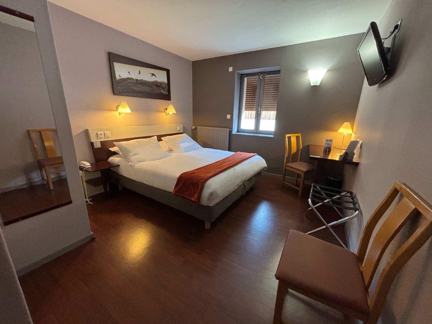 Chambre double | Hôtel & Restaurant Les Hirondelles à Orcines
