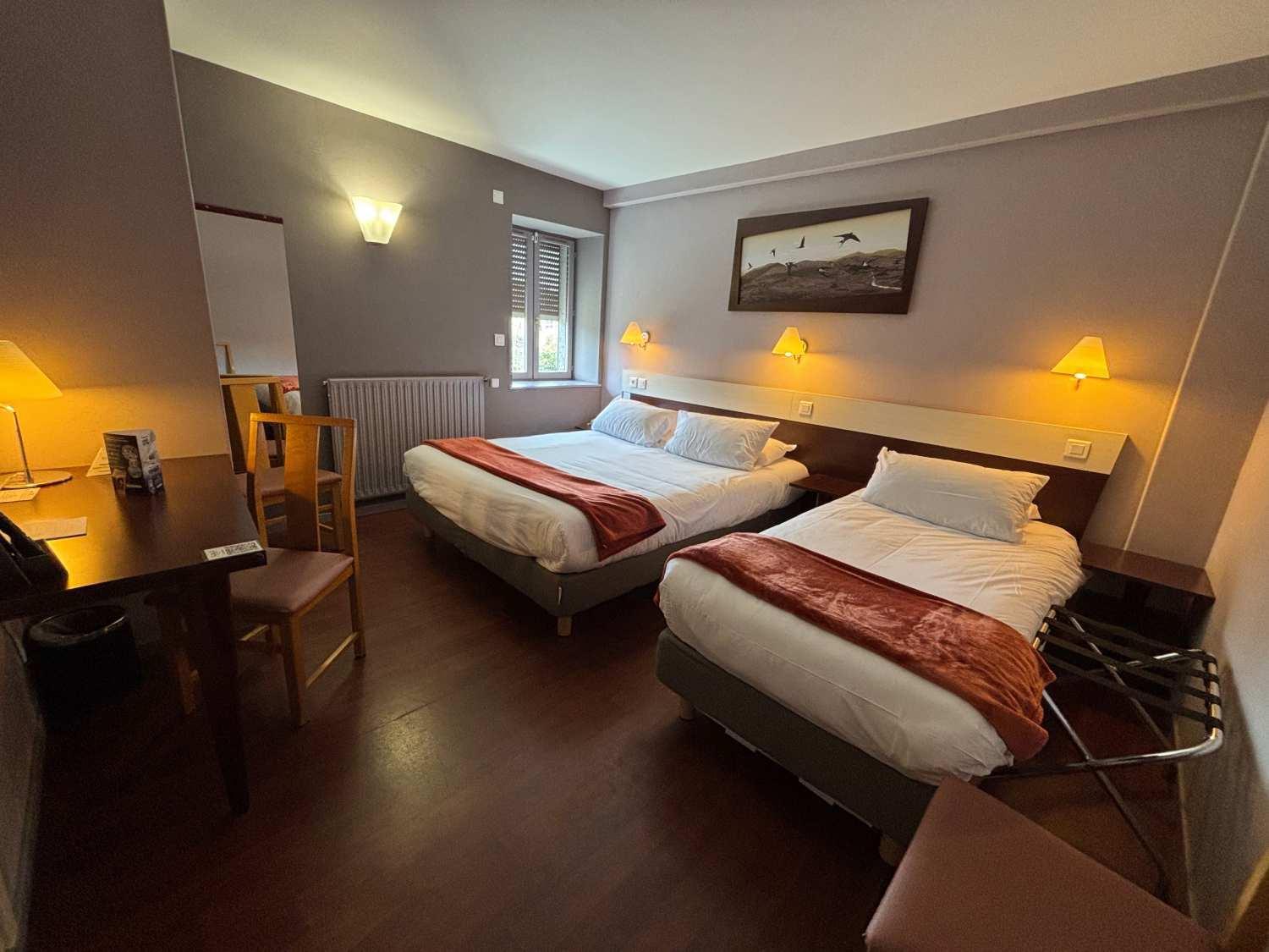 Chambre Triple | Hôtel & Restaurant Les Hirondelles à Orcines