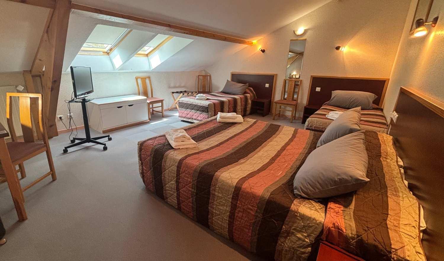 Chambre Quadruple | Hôtel & Restaurant Les Hirondelles à Orcines
