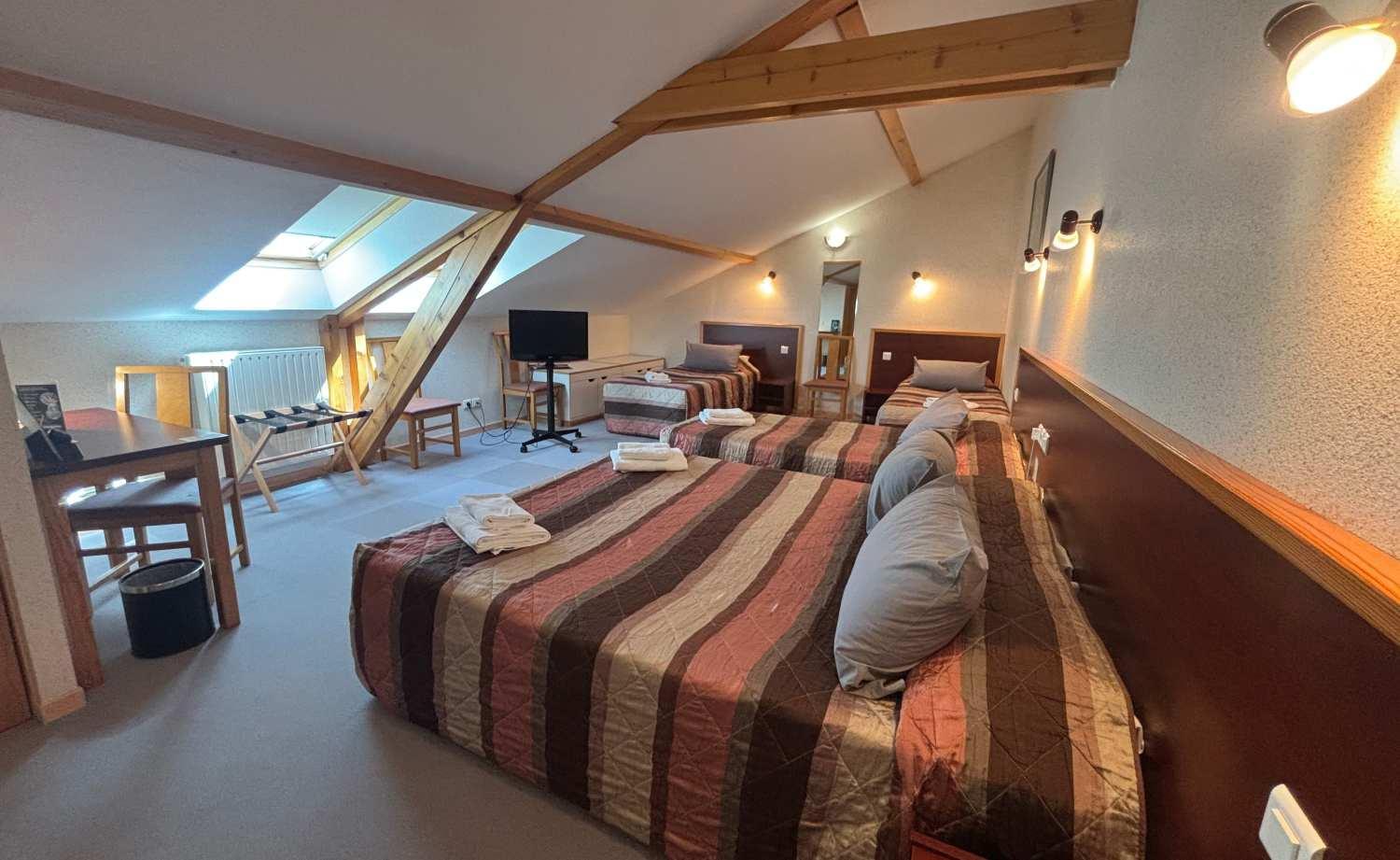 Chambre Quintuple | Hôtel & Restaurant Les Hirondelles à Orcines