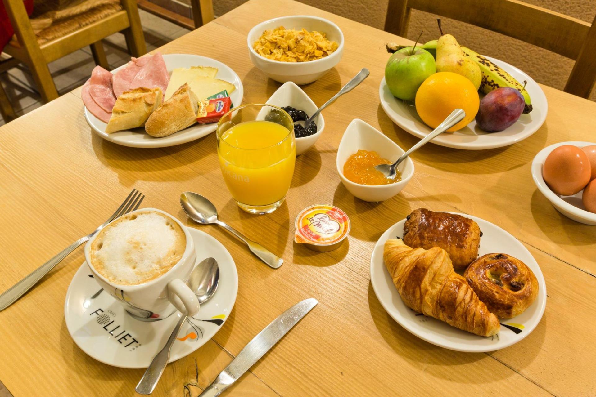 Petit-déjeuner | Hôtel & Restaurant Les Hirondelles à Orcines